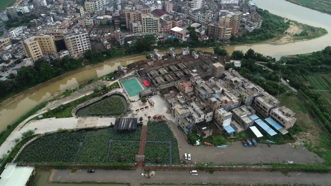 坐落于汤塘镇潖江河和四九河交汇处,与汤塘镇街仅一河之隔,是一座始建