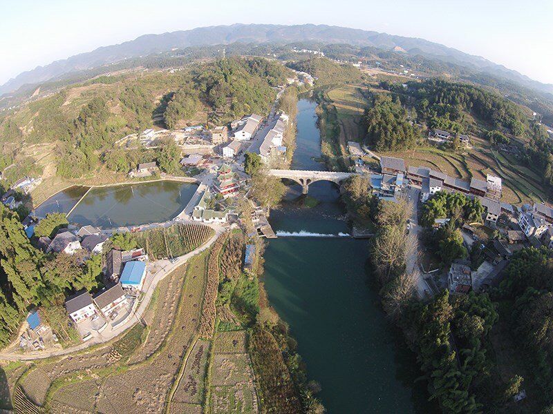 旅游 正文  在遵义市新蒲新区新舟镇的洛安江上,有一个古老的村寨——