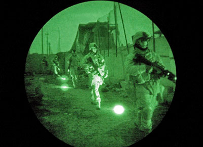 美国海军陆战队使用仅在夜视镜下观看的红外激光器,开始在伊拉克凌晨