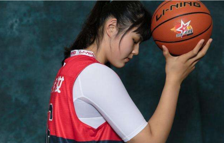 中国女篮夺冠之后,李月汝表白张杰,张杰回了12个字!