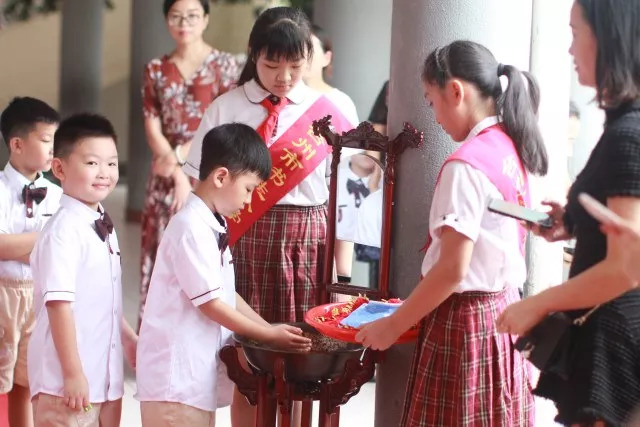 我是小学生啦书生小学举行净手净心朱砂开智入学礼