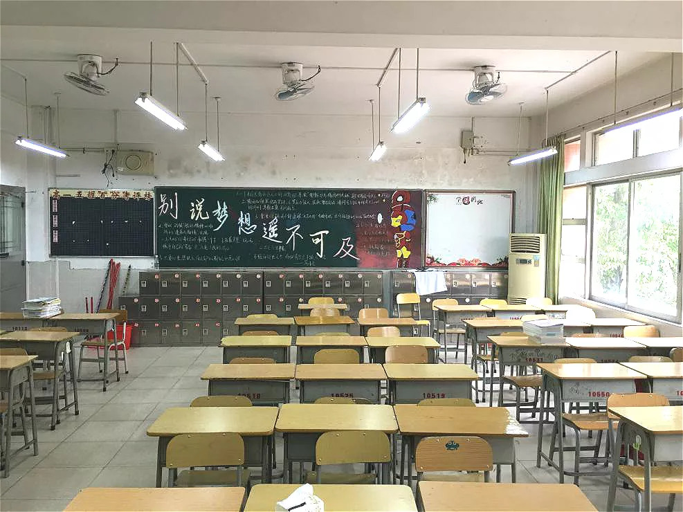 在众多学长的引领下,开开心心步入禺山高级中学美丽的校园.