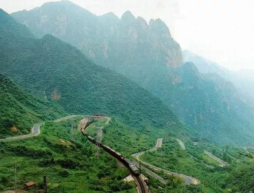 的第一条沟通西北与西南地区的山岳铁路,北起陕西省宝鸡市,穿越秦岭后