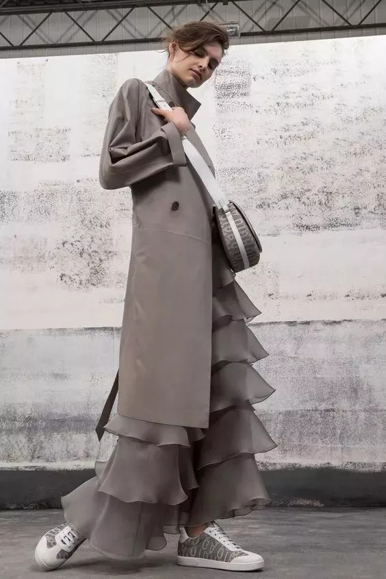 2018年秋季最新款风衣_丹比奴潮流穿搭|2018秋季最时髦的搭配：风衣+裙子,美爆了！