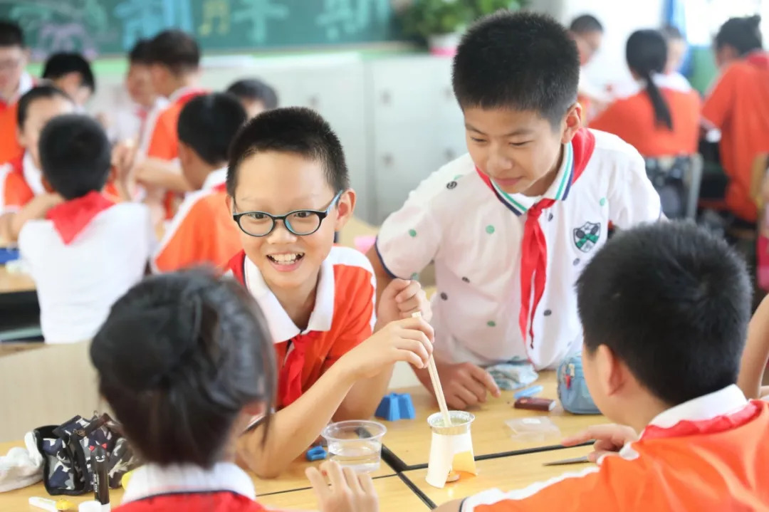 开学首日, 申城中小学满满正能量, 看到你家娃没有?