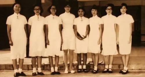 20世纪40年代 培道中学女生在1940年时的白色旗袍校服照 20世纪50年代