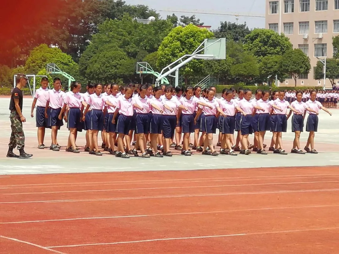 恭城民族中学七年级开学第一课: 用素质拓展培养习惯,塑造品德,让成长