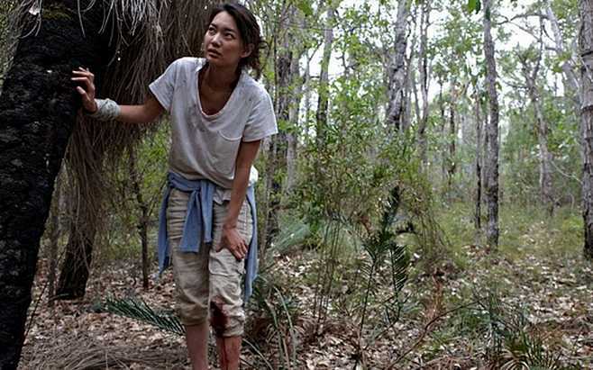 两男一女流落荒岛,围绕女人展开的斗争,揭露了赤裸裸的人性