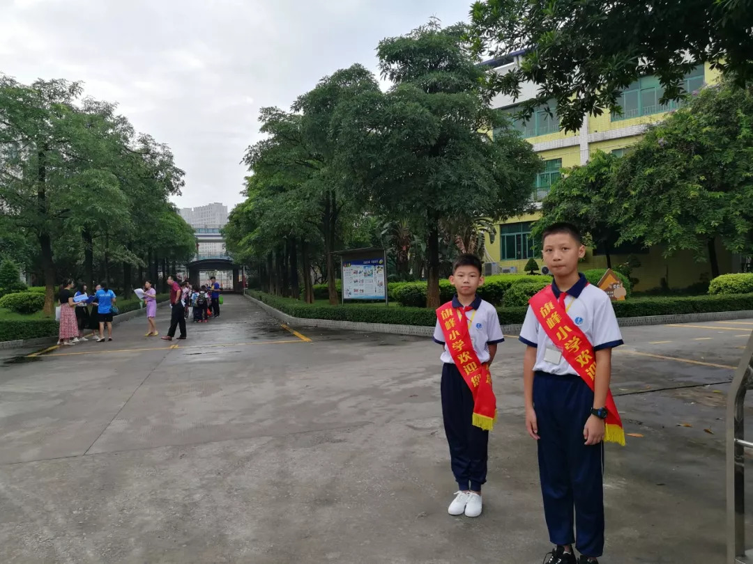 里水派出所联同交警中队在早上7时全警上路,在辖区各中小学周边开展