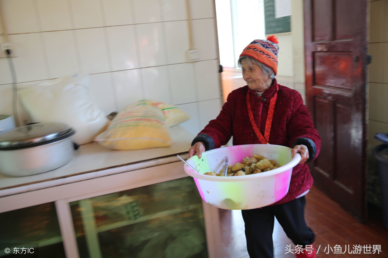 百岁老人袁德彩依然闲不住,吃完饭就帮着收拾.(图片来自东方ic)