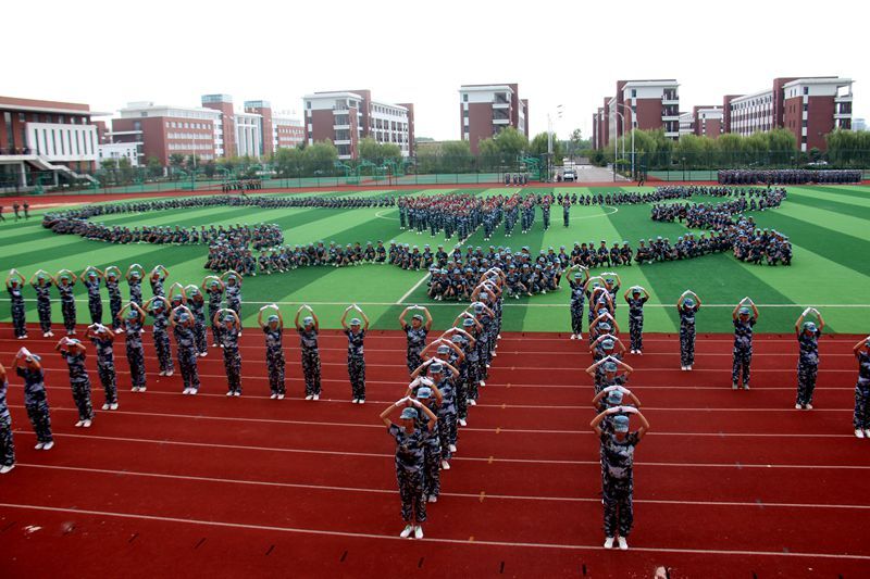寿县二中举行2018级高一新生军训成果汇报暨总结表彰大会