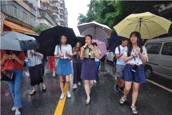 金华社区居委会主任姚志霞向参赛者介绍小区现状