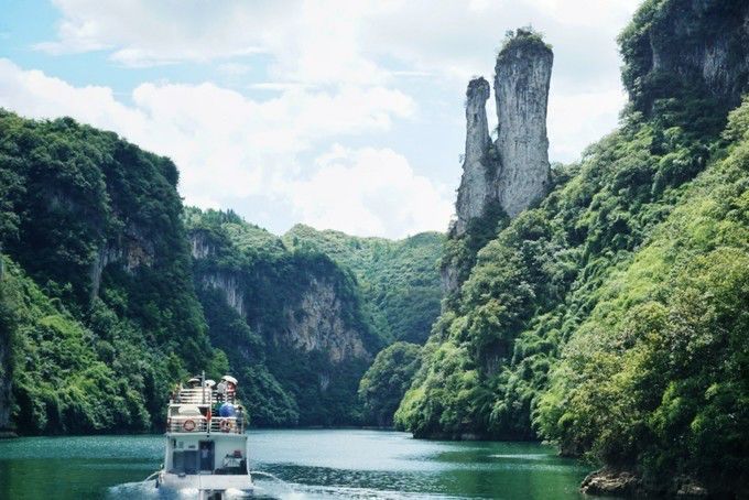 舞阳河景区系舞阳河风景名胜区十大景区之一,位于镇远县与施秉县之间.