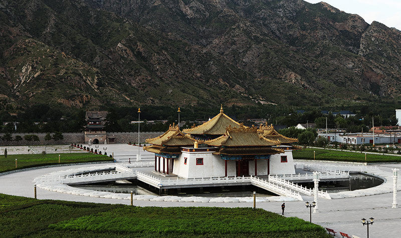 美岱召位于包头市土默特右旗美岱召村,距离包头市东河区约65公里.