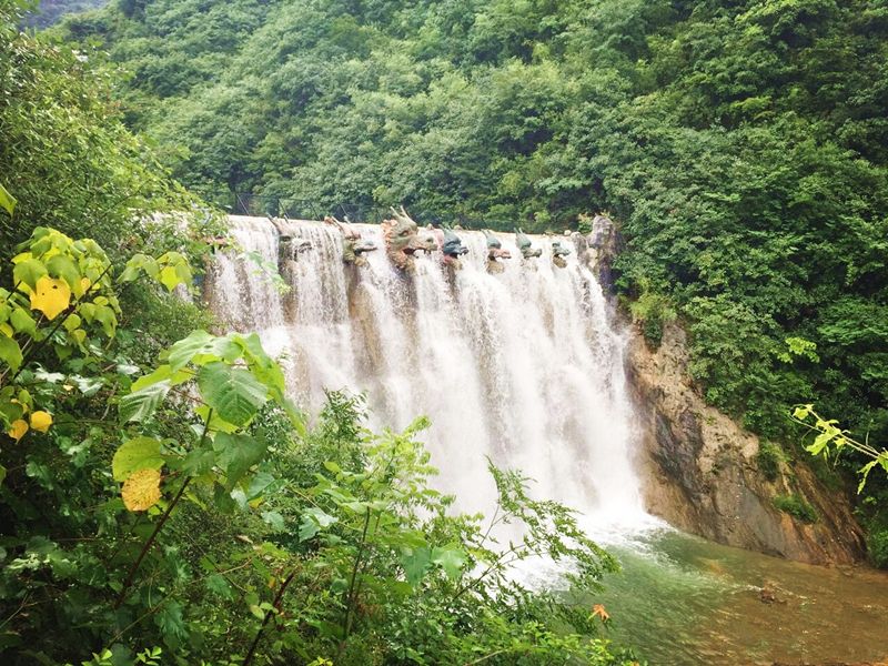 被誉为楚天第一瀑湖北十堰九龙瀑风景区