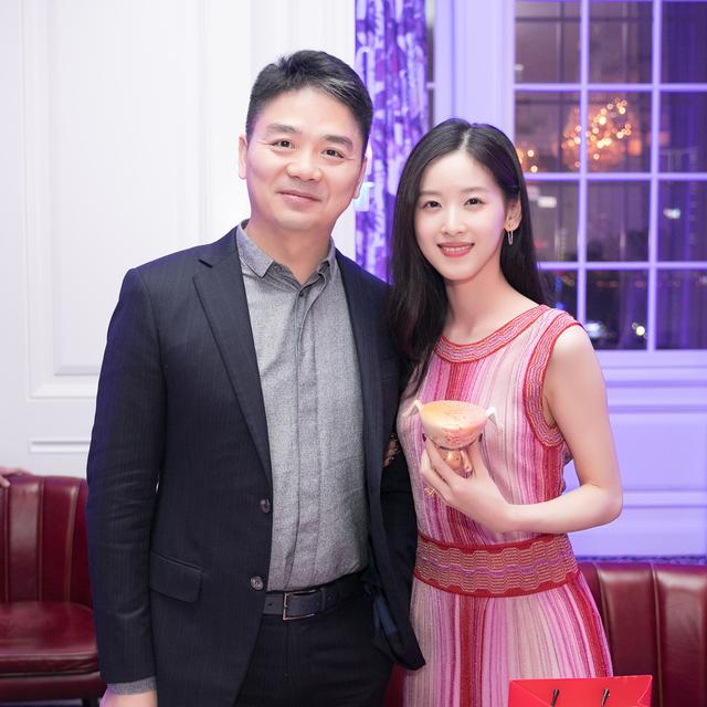 刘强东(左)2015年梅开二度,娶了嫩妻章泽天返回搜狐,查看更多