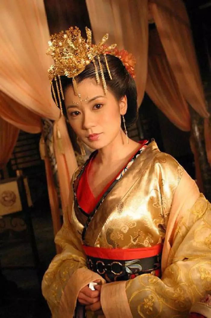 2001 年有和黄晓明合作《大汉天子,贾静雯饰演的念奴娇也是影视剧中