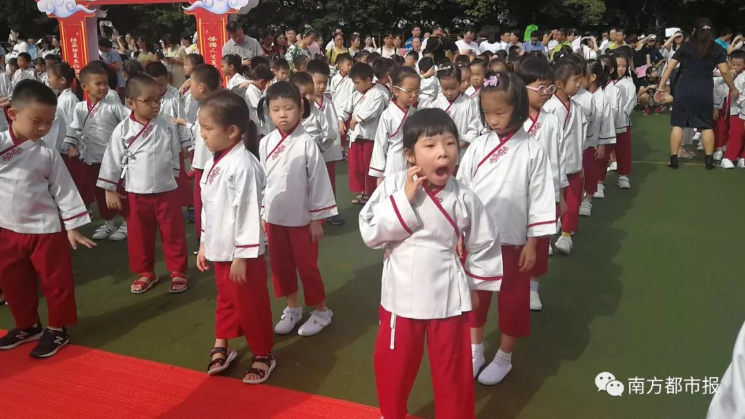 五一小学学生身穿汉服准备开笔礼. 南都记者 梁艳燕 摄