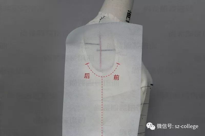13 袖子制作,衣身组装完成后用半透明纸或无纺布对衣身袖窿底弯和侧缝