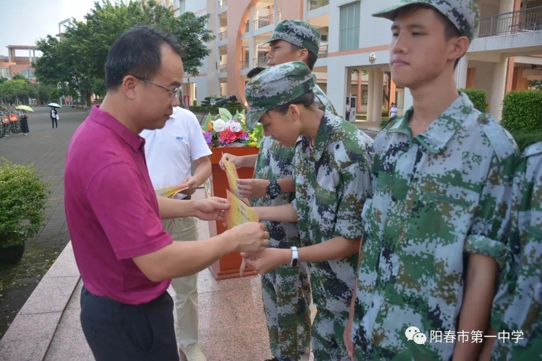 教育局徐丕威副局长为先进班集体颁奖优秀学员代表领奖赖均海副校长为