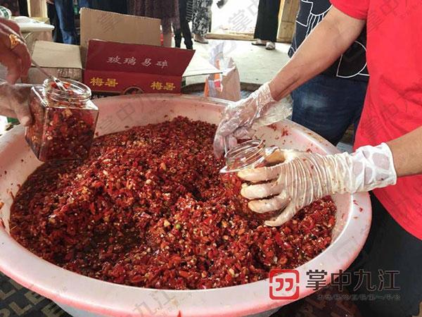 品尝鲁溪高山美食:拳头粑,现制辣椒酱,辣椒腊肉酱,山背豆腐,霍草茶,山