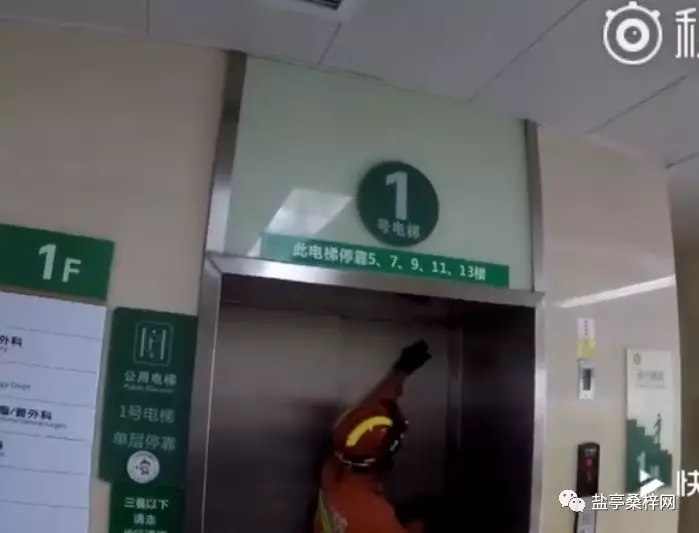 盐亭县医院电梯突发故障21人被困情况万分危急