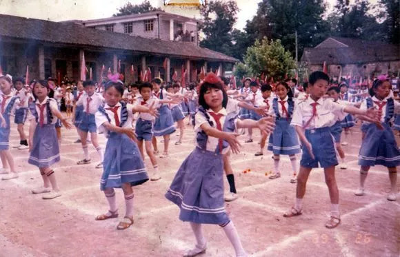 20世纪80年代 20世纪90年代-21世纪 都说中国的校服丑,但是韩国学生却