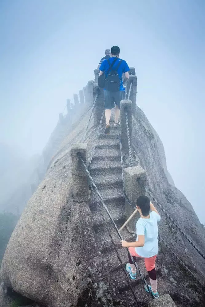 这山峰险要堪比华山,但是景色却是无山可及_黄山