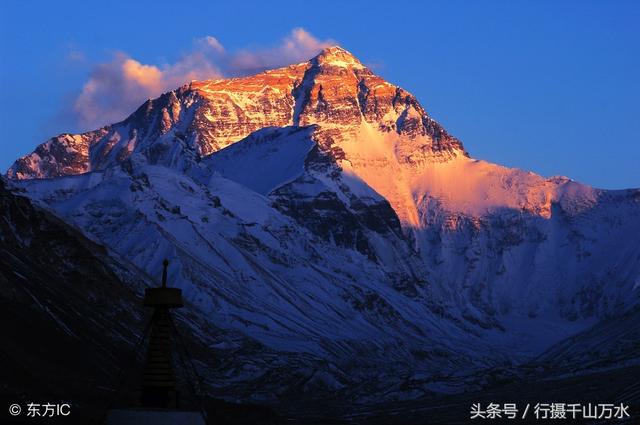 珠穆朗玛峰高程测量纪念碑,中国西藏珠峰大本营.(图片来自东方ic)