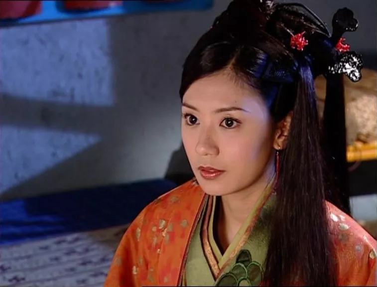 2001 年有和黄晓明合作《大汉天子,贾静雯饰演的念奴娇也是影视剧