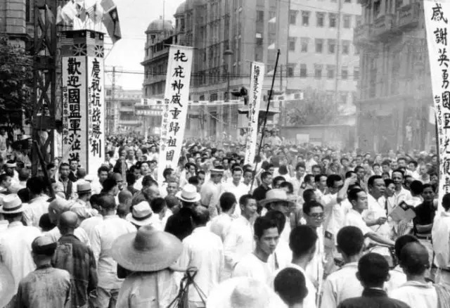 1945年9月,抗战胜利,中国军队返回汉口后受到满城群众的热烈欢迎.