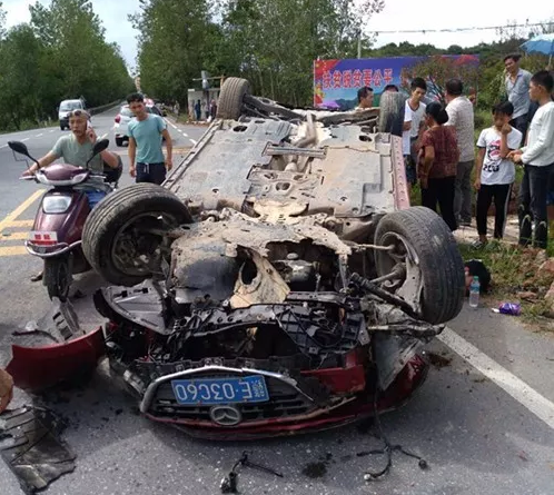 江西铅山县发生一蹊跷车祸 轿车四脚朝天压住男子下半身