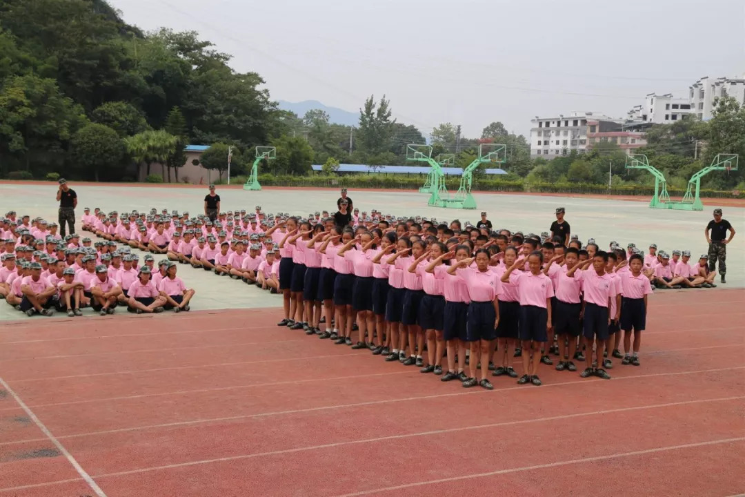 恭城民族中学七年级开学第一课: 用素质拓展培养习惯,塑造品德,让成长