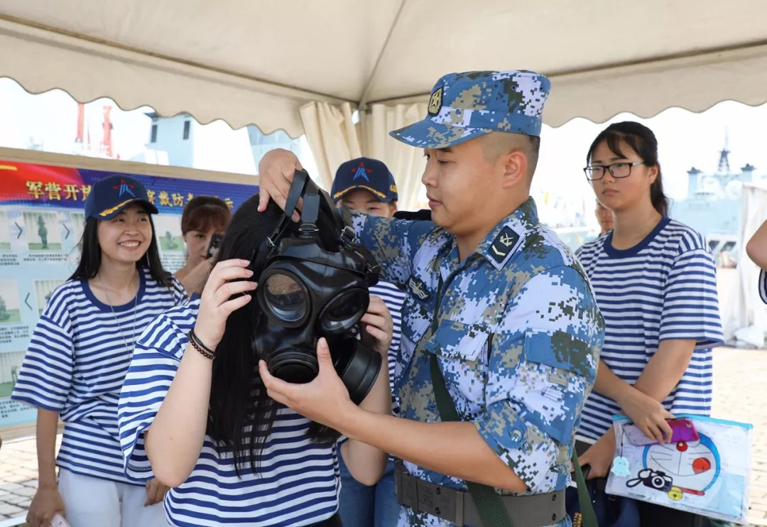 开学第一课遇上抗战胜利纪念日,参观军舰别有意义