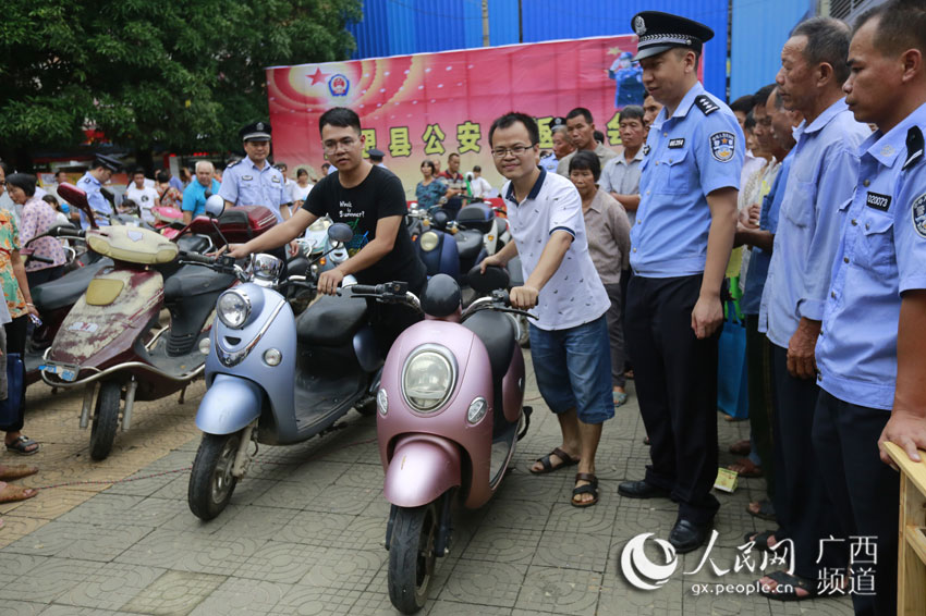 广西上思"返赃大会"很热闹 车与现金还失主