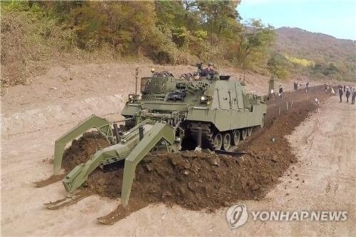 韩国犁地前进的扫雷坦克