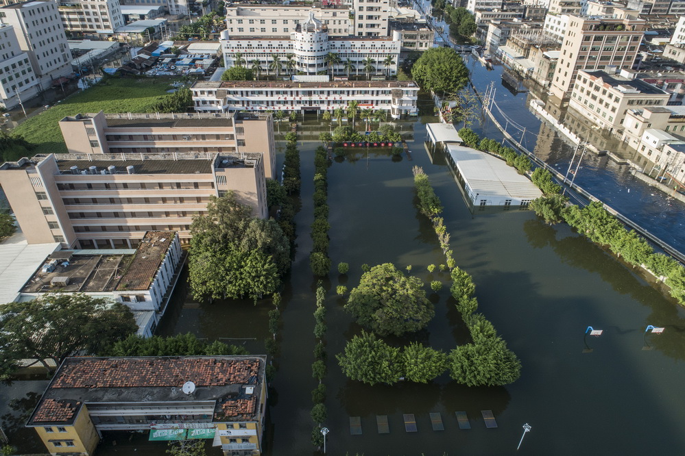 2018年9月3日,广东汕头,潮阳区谷饶中学仍被洪水围困 视觉中国