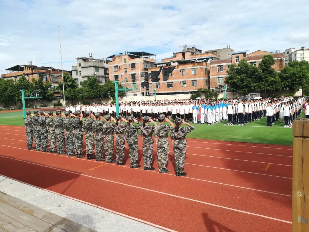 新学期新起点——鹏远体育助力闽侯实验中学2018新生军训