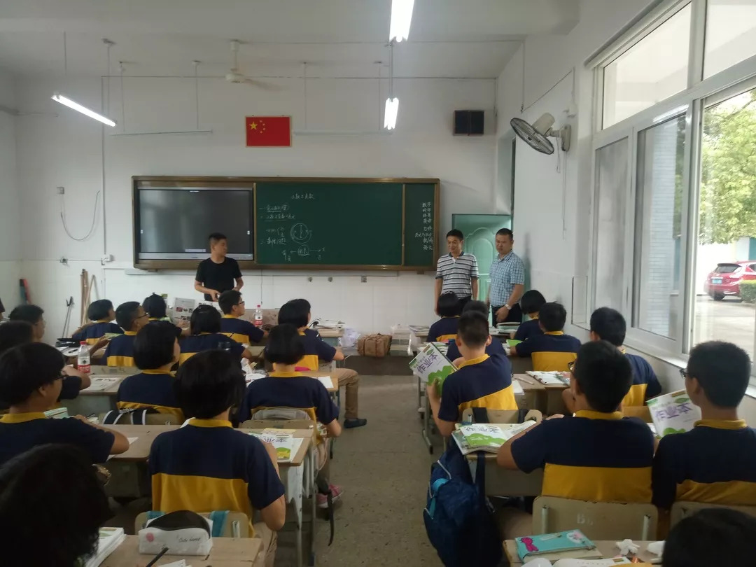 9月3日,区教育局党委书记,局长徐勇到实验中学,东浦中学,实验小学