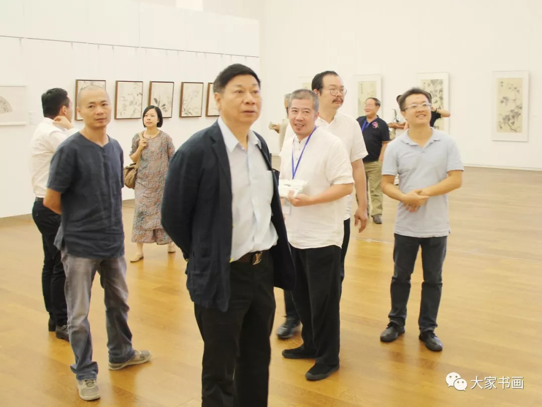 方楚雄老师及来宾在现场观展贾广健,李耀春老师及来宾观展图为方楚雄