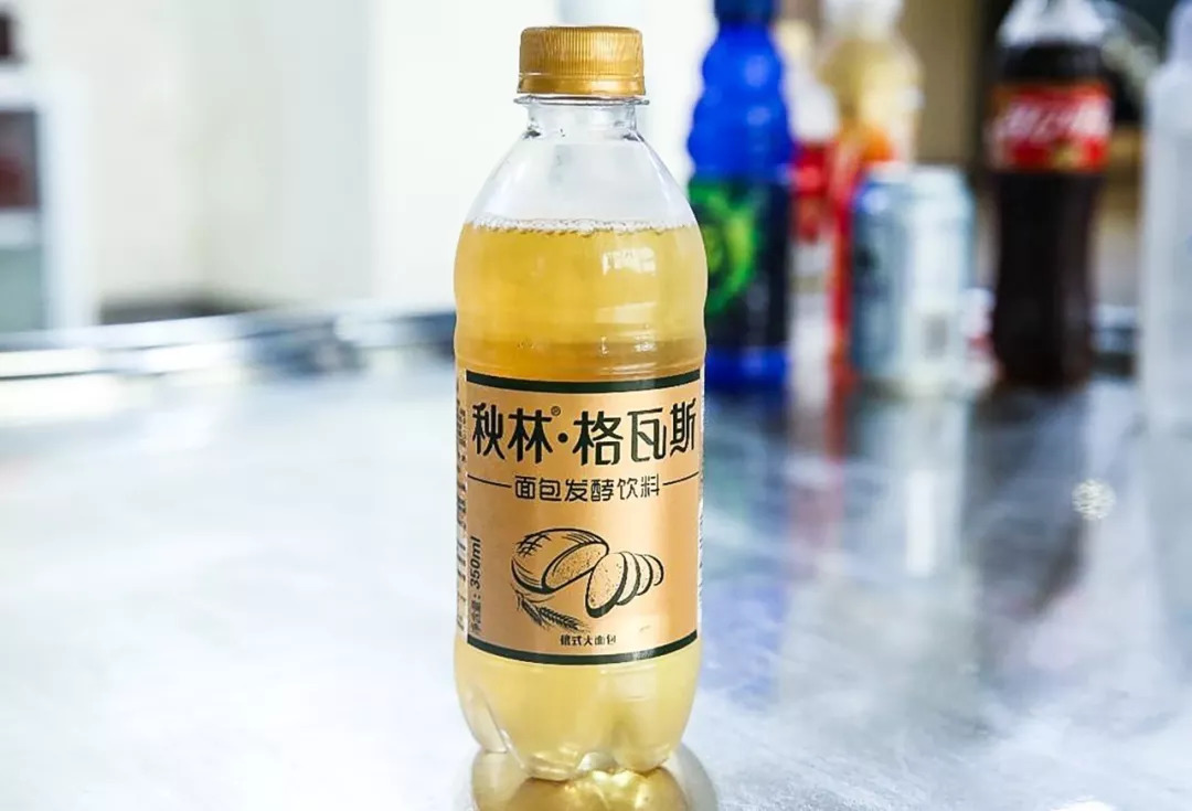 这种面包发酵酿造的饮料,口感独特,让人想起益达的一句广告语: 麦芽的