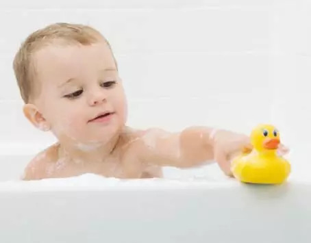 宝宝洗澡用不用每天都打沐浴露?会对宝宝的皮肤有影响吗?