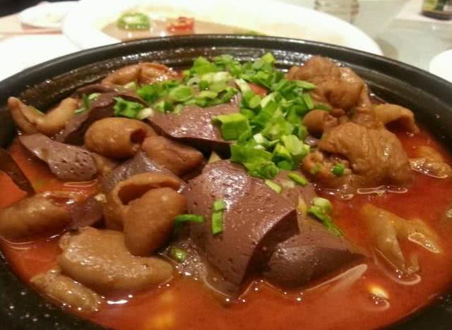 大肠鸭血煲 猪大肠是最常见的菜肴,加入了盘菜和鸭血后,菜肴的香味
