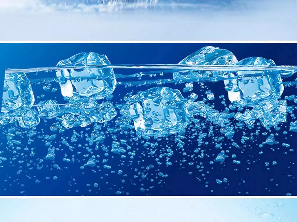 其次,外出受热出汗后,不应立刻喝冰镇水或饮料,大量冰水会造成声带