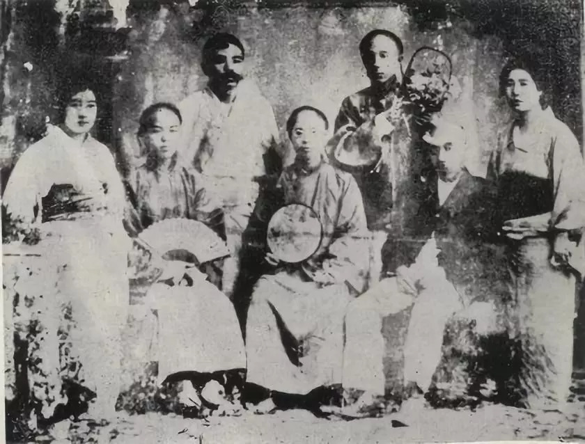 1903年,徐锡麟(中坐者),在日本横滨与平贺深造一家,以及张月楼(左