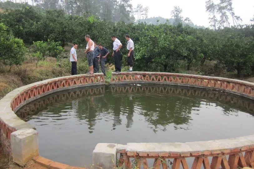 传统蓄水池一般采用砖砌混泥土或钢筋混泥土,这类的蓄水池