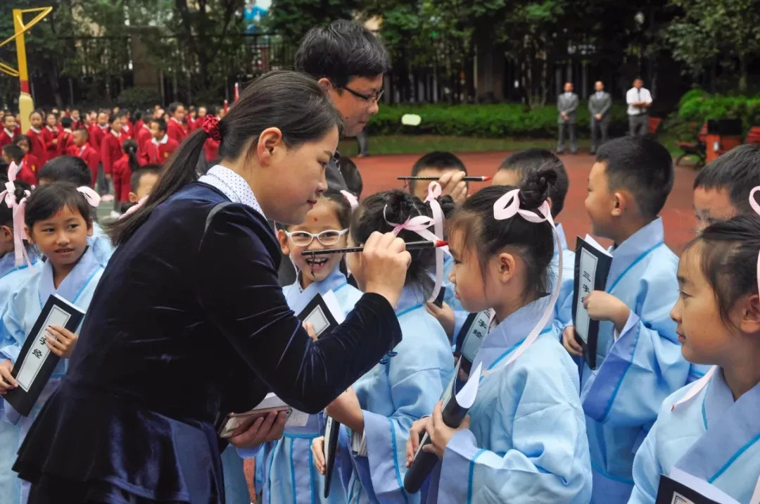 此外,金康园小学校长李雪菲在开学典礼上也寄语同学们,新学年希望大家