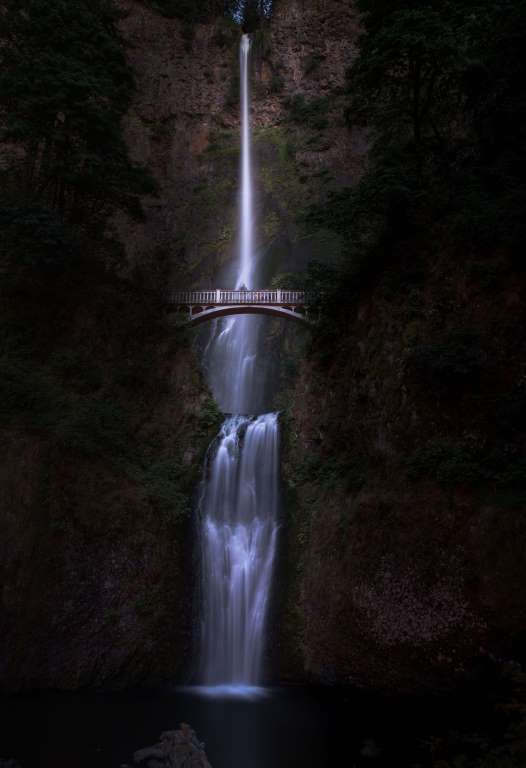 摩特诺玛瀑布,俄勒冈州,一泻千里.