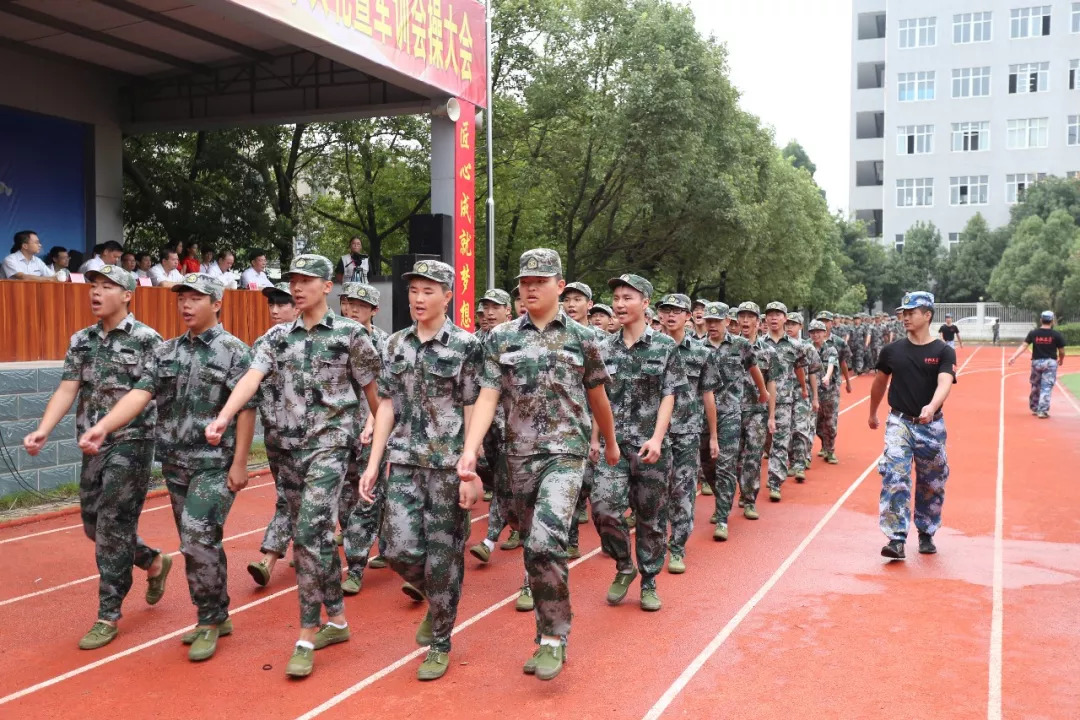 飒爽英姿,扬帆起航 | 龙岩技师学院举行2018级秋季开学典礼暨军训会操