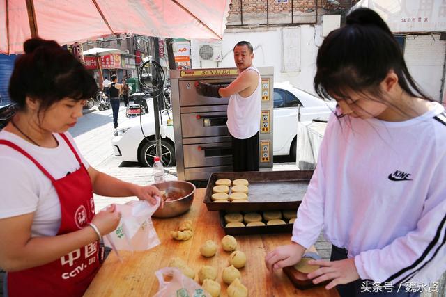 陕北一家人做土月饼,一个中秋节做月饼超5万个